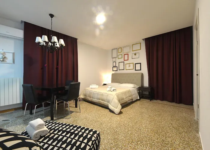 Napoli Central City 게스트하우스 4*